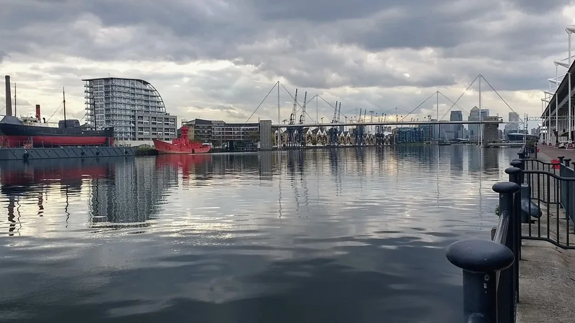 水辺に面した港湾地区の風景